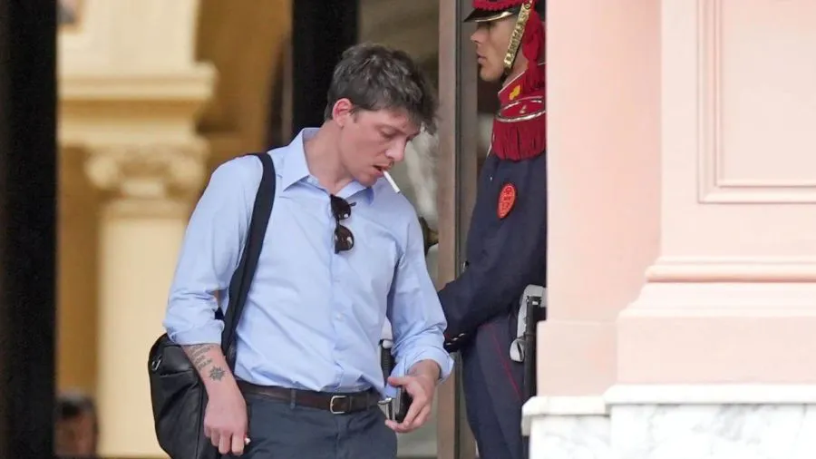 una-a-una-todas-las-imagenes-de-santiago-caputo-que-se-convirtieron-en-virales-1723675