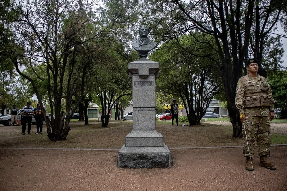 2025-02-27-acto-izamiento-de-bandera-01foto-Lucas-Tedesco